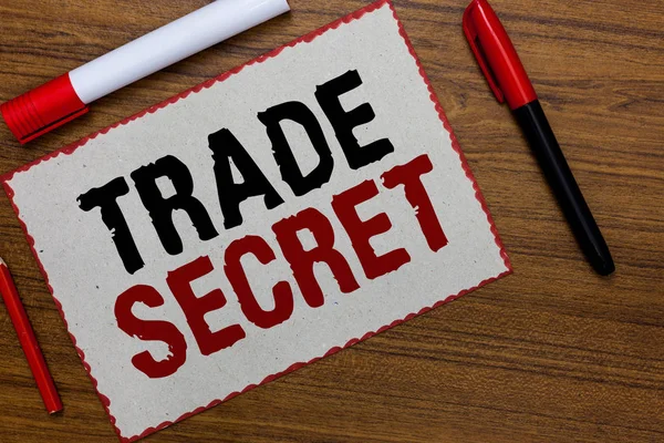 Ticari sır gösterilen metin işareti. Kavramsal fotoğraf gizli bilgileri bir ürün fikri mülkiyet beyaz kağıt kırmızı hakkında fikirler iletişim işaretleri ahşap arka plan sınırları.