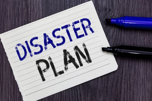 Afet planı gösterilen Not yazma. Cevap verin acil durum hazırlık hayatta kalma ve ilk yardım kiti defter kağıt Anımsatıcı iletişim fikirleri işaretleri ahşap arka plan için vitrine iş fotoğraf.