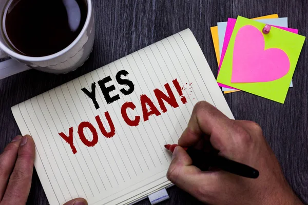 Kavramsal el yazma gösteren Evet sen yapabilirsin iş fotoğraf metin pozitifliği teşvik ikna cesaret güven korumak adam holding marker ahşap masa kahve Kupası kupa fikirler vermesini.