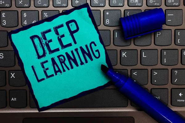 Word yazma metin derin öğrenme. İş kavramı hiyerarşik soyutlamalar yapay zeka algoritmasını turkuaz kağıt klavye ilham için iletişim fikir iletileri mavi işaretleri.