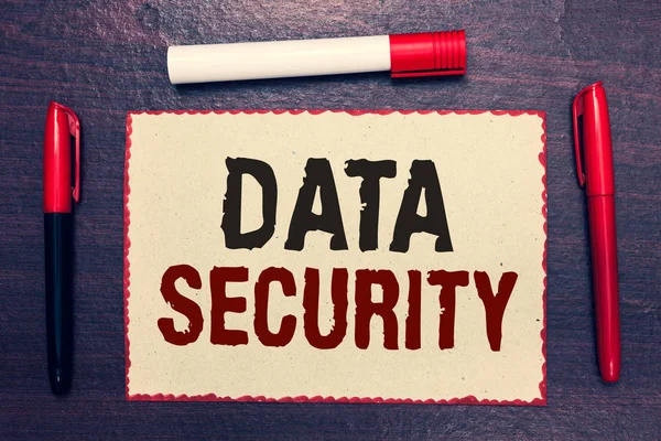 Veri güvenliği gösterilen Not yazma. Ahşap arka plan ile fikirler iletişim gizlilik Disk şifreleme yedekleme parola koruma açık defter sayfa işaretçileri vitrine iş fotoğraf.