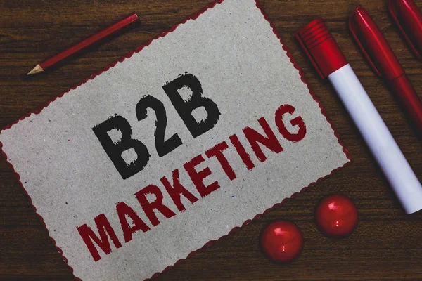 概念性手写显示 B2b 营销。商业照片展示合作伙伴公司供应链兼并引领转售白皮书红色边框标记铅笔木背景. — 图库照片