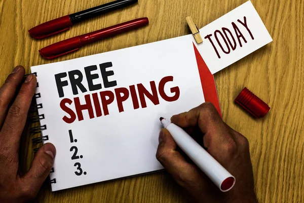 Ücretsiz nakliye yazma el yazısı metin. Nakliye kargo konsinye Lading yükü Merkez atlı araçlar marker defter clothespin hatırlatma ahşap masa fincan kahve tutan adam anlam kavramı.