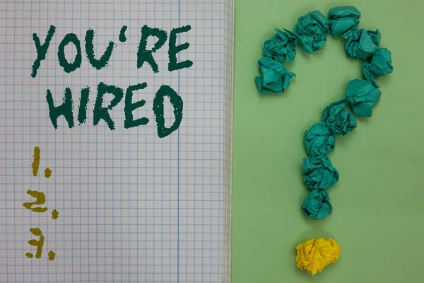 Yeniden gösterilen metin işaret istihdam edilmesini. Soru işareti yeşil arka plan oluşturan kağıtları kavramsal fotoğraf yeni iş istihdam Newbie kayıtlı kabul işe defter kağıt buruşuk.