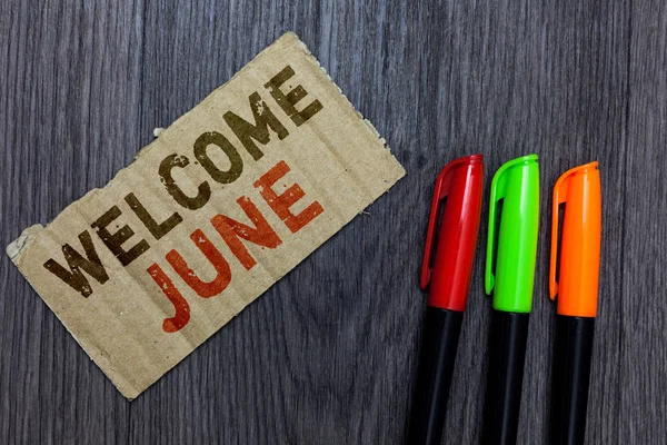 Word metin hoş geldiniz Haziran yazma. Takvim altıncı ay ikinci çeyrek otuz gün selamlar karton önemli hatırlatma iletişim fikirleri işaretleri ahşap arka plan için iş kavramı.