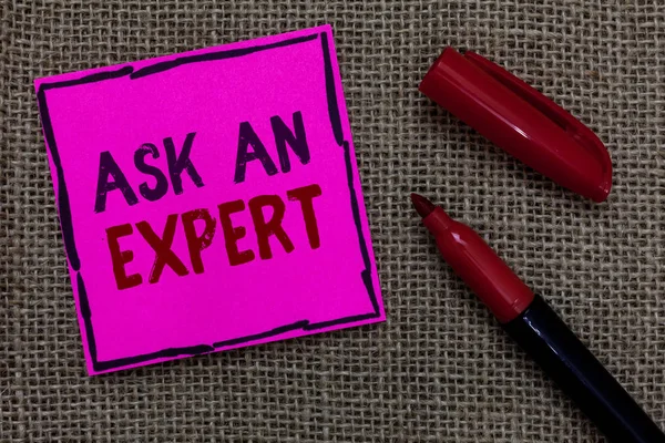 Word metin yazma bir uzman sormak. İş kavramı için çift güvenilir Ace virtüözü merak yetkilisi Geek pembe kağıt önemli hatırlatma Marker iletişim fikirleri Jüt arka plan.