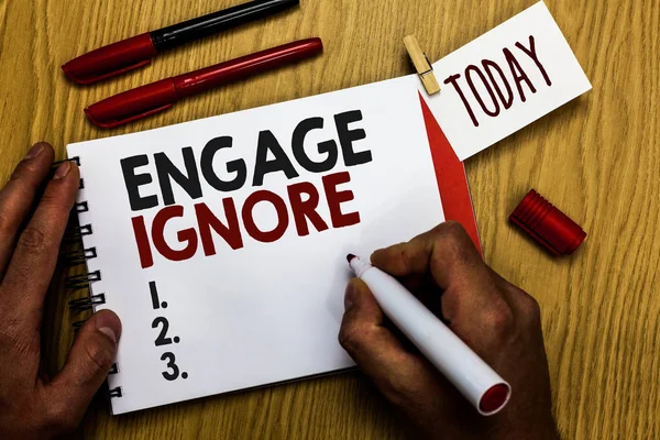 Meşgul görmezden yazma el yazısı metin. Küs müyüz manipülatif ceza somurtuyor Shunning marker defter clothespin hatırlatma ahşap masa fincan kahve tutan adam anlam kavramı.