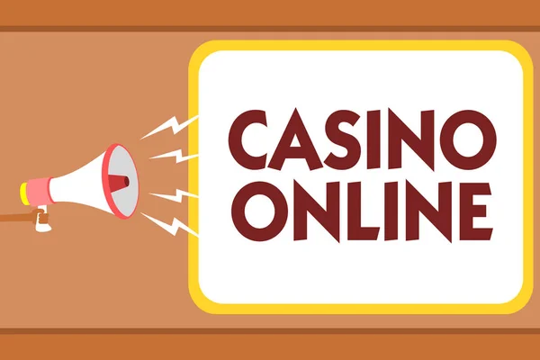 Schreiben Notiz zeigt Casino online. Business-Foto zeigt Computer-Pokerspiel Gamble Royal Wette Lotto High Stakes Mann hält Megafon Lautsprecher Sprechblase Nachricht sprechen laut. — Stockfoto