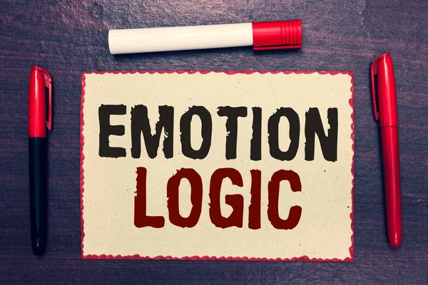 Duygu mantık gösterilen Not yazma. Ahşap arka plan ile fikirler iletişim kalp ya da beyin ruh ya da istihbarat karışıklık eşit dengesi açık defter sayfa işaretçileri vitrine iş fotoğraf.