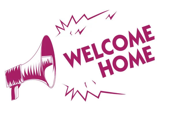 Conceptuele hand schrijven weergegeven: Welcome Home. Zakelijke foto presentatie expressie groeten nieuwe eigenaren woonplaats deurmat Entry paarse megafoon belangrijke boodschap schreeuwen luid spreken. — Stockfoto