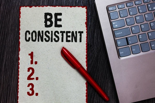 Tutarlı olmak yazma el yazısı metin. Siyah kalemi bilgisayar klavye ahşap arka plan üniforma kalıcı firma değiştirilemez bile değişmeyen Rapport parça kağıt kırmızı kenarlıklar anlam kavramı.