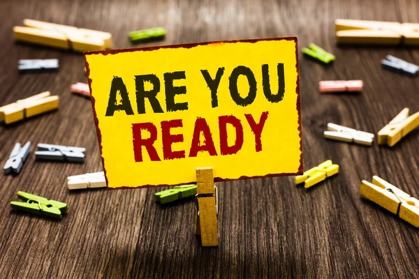 El yazısı metin yazma hazır mısınız. Birkaç clothespins ahşap zemin sarı kağıt Not tutarak uyanıklığı hazırlık aciliyet oyunu başlatmak acele geniş uyanık Clothespin anlam kavramı.