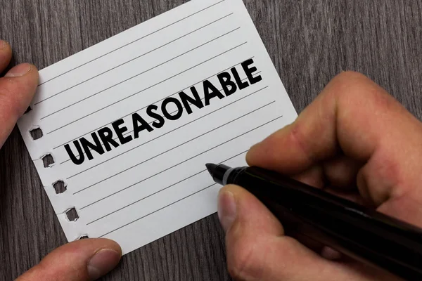 Kavramsal el neler gösterilen yazma. Uygun olmayan adam marker defter sayfa ahşap arka plan tutarak kabul edilebilirliği veya adalet sınırları ötesinde vitrine iş fotoğraf.