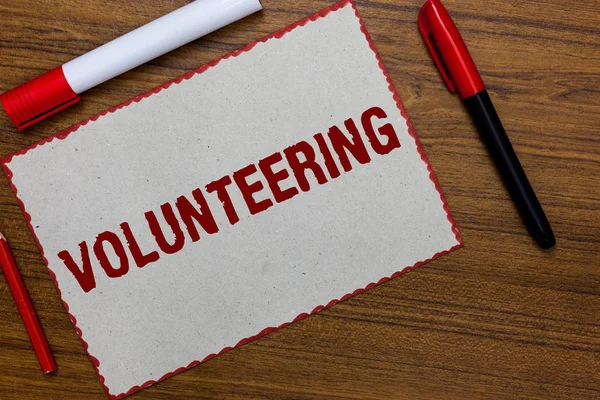 Gönüllülük gösterilen metin işareti. Kavramsal fotoğraf sağlamak hizmetleri için hiçbir maddi kazanç isteyerek zorlamak beyaz kağıt kırmızı kenarlıklar fikirler iletişim işaretleri ahşap arka plan.