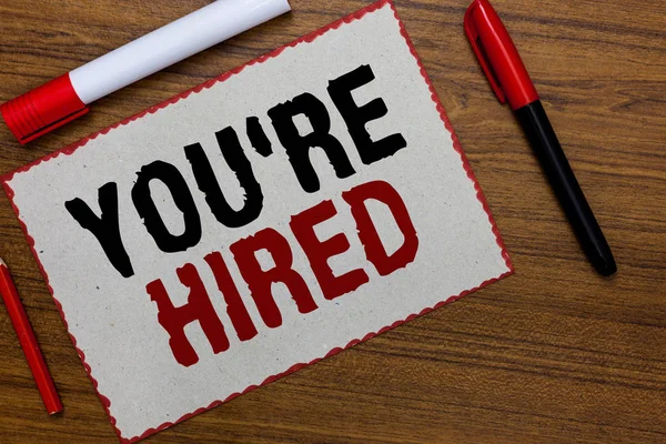 Yeniden gösterilen metin işaret istihdam edilmesini. Kavramsal fotoğraf yeni iş istihdam Newbie kayıtlı kabul işe beyaz kağıt kırmızı işaretleri ahşap arka plan fikirler iletişim sınırları.