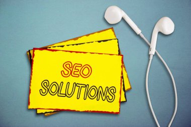 Metin Seo çözümleri yazılı kelime. Arama motoru sonuç sayfası ziyaretçi tarafından sıralaması artırmak için iş kavramı