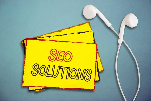 Texto de escritura de palabras Seo Solutions. Concepto de negocio para motor de búsqueda Página de resultados Aumentar visitantes por rankings —  Fotos de Stock