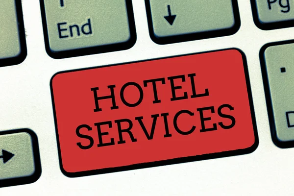 Escribiendo nota que muestra los servicios del hotel. Exposición de fotos de negocios Instalaciones Servicios de un alojamiento y alojamiento — Foto de Stock