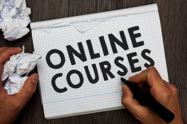 Online Kurslar gösterilen Not yazma. Örgün eğitim devrim vitrine iş fotoğraf internet üzerinden öğrenme buruşuk marker defter tutan adam yapılan birkaç deneme kağıtları.
