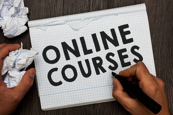 Online Kurslar gösterilen Not yazma. Örgün eğitim devrim vitrine iş fotoğraf internet üzerinden öğrenme buruşuk marker defter tutan adam yapılan birkaç deneme kağıtları.