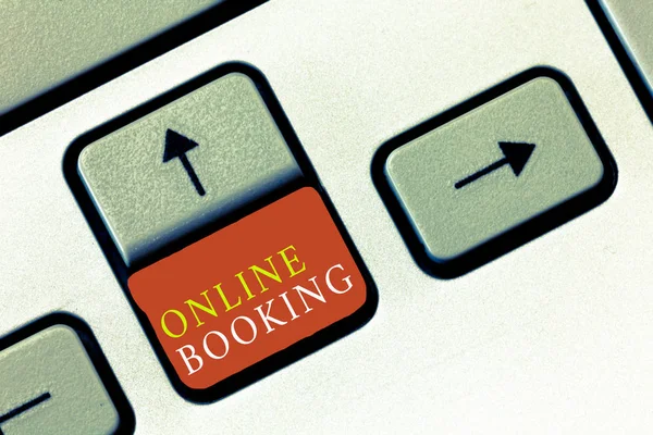 Kézírás szöveg Online foglalás. Koncepció jelentése Foglalás interneten keresztül Hotel szállás Repülőjegy — Stock Fotó