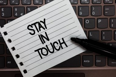 In Touch kalın gösterilen metin işareti. Kavramsal fotoğraf tutmak bağlı telefon harfler ziyaret e-posta sosyal medya defter parça kağıt klavye ilham fikirler türü bilgisayar siyah marker aracılığıyla.