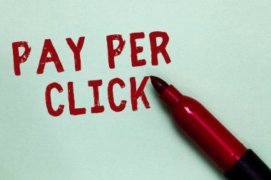 El yazısı metin tıklama başına ödeme. Internet reklam modeli arama motoru pazarlama mesaj fikirler yeşil arka plan iletişim stratejisi açık kırmızı işaret niyeti anlam kavramı.