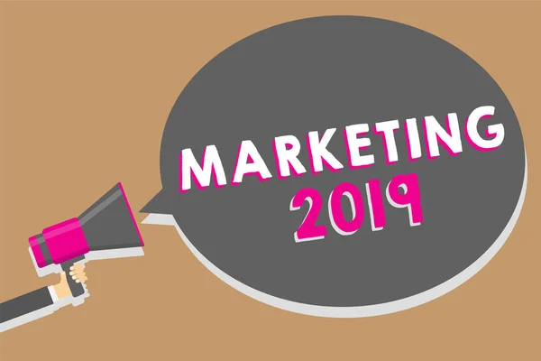 Texto de escritura de palabras Marketing 2019. Concepto de negocio para tendencias comerciales para 2019 Evento promocional de Año Nuevo Hombre sosteniendo megáfono altavoz voz burbuja mensaje hablando alto . — Foto de Stock