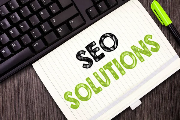 A Seo Solutions-t ábrázoló üzenet. Konceptuális fotó Keresőmotor Eredmény Oldal Növeli a látogatók rangsorolása — Stock Fotó