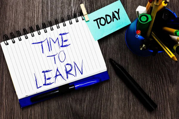 Handwriting text Time To Learn. Concept meaning Obtain new knowledge or skill Educational or career growth Open notebook clothespin holding reminder cup markers wooden background. — Stock Photo, Image