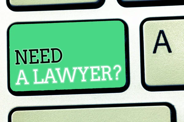 Sinal de texto mostrando a pergunta Need A Lawyer. Foto conceitual Problema jurídico Procurando ajuda de um advogado — Fotografia de Stock