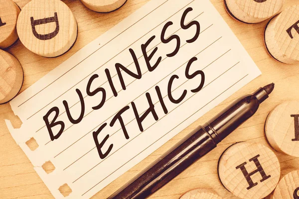単語の執筆テキストビジネス倫理。ビジネスの振る舞いを導く道徳的原則のビジネスコンセプト — ストック写真