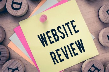 Web sitesi İncelemesini gösteren metin işareti. İşletmeler ve hizmetler hakkında yayınlanabilecek kavramsal fotoğraf incelemeleri
