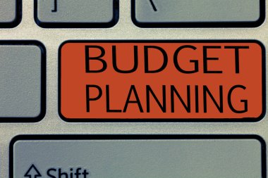 Bütçe Planlama 'yı gösteren bir not yazıyorum. İş fotoğrafı gösterimi Geçerli ve gelecekteki harcamalar hakkında yazılı açıklama