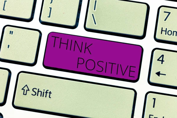 Sinal de texto mostrando Think Positive. Foto conceitual A tendência a ser positiva ou otimista em atitude — Fotografia de Stock