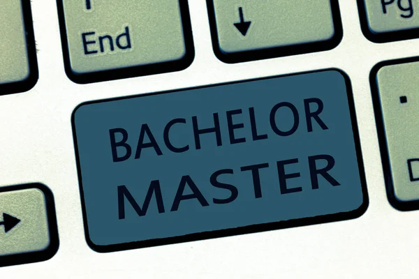 Texto de escritura de palabras Bachelor Master. Concepto de negocio para un grado avanzado completado después del grado de licenciatura — Foto de Stock