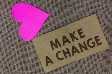 Word metin A değişikliği yapmak yazma. İş kavramı oluşturma fark var değişiklik için bir kare etkisi Metamorphose parça karton kağıt kalp Jüt arka plan iletişim fikirleri.