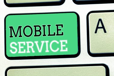 Cep telefonu servisini gösteren metin işareti. Mobil ve arazi istasyonları arasındaki kavramsal fotoğraf radyo iletişim aracı