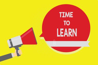 El yazısı metin zaman öğrenmek. Yeni bilgi veya beceri eğitim veya büyüme adam kariyer anlam kavramı megafon hoparlör kırmızı konuşma balonu sarı arka plan holding.