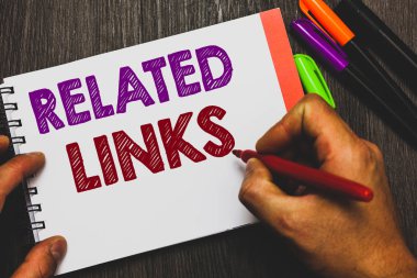Kavramsal el ilgili bağlantılar gösterilen yazma. Bir Web sayfası çapraz başvuru Hotlinks köprüler defter kağıt iletişim fikirleri ahşap arka plan tutan adam içindeki iş fotoğraf metin Web sitesi.