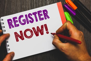 Kavramsal el Register Now gösterilen yazma. İş fotoğraf metin adına bir resmi liste defter kağıt fikirler ahşap arka plan iletişim holding adam bir üye kayıt olmak için listeleme.