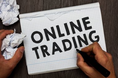 Online ticaret gösterilen Not yazma. Satın alma ve satış kıymetler komisyonculuk internet platformu işaret buruşuk defter kağıtları birkaç deneme yapılan holding adam ile vitrine iş fotoğraf.