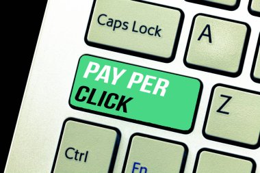 Kavramsal el Pay Per Click gösterilen yazma. İş fotoğraf metin Internet reklam modeli arama motoru pazarlama stratejisi