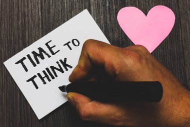 El yazısı metin yazma için düşünüyorum. Bazı şeyler yansıma yeniden anlam kavramı marker beyaz kağıt romantik duygular ahşap arka plan tutan adam el düşünmek için zaman zaman.