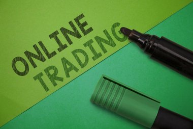 Çevrimiçi ticareti gösteren kavramsal el yazısı. Bir aracılık internet platformu üzerinden mal alım satım ve satım.
