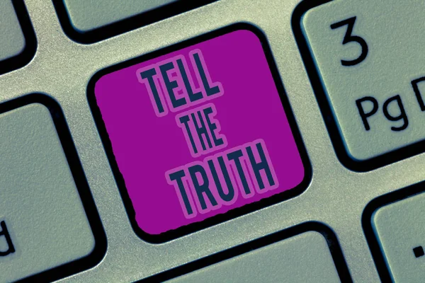 Пишу записку, показывающую "Скажи правду". Признайся в личном факте, который кто-то хочет скрыть. — стоковое фото