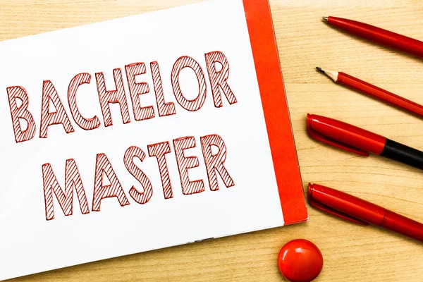 Handschrift Textschreiben Bachelor Master. Konzept bedeutet einen höheren Abschluss nach dem Bachelor-Abschluss — Stockfoto