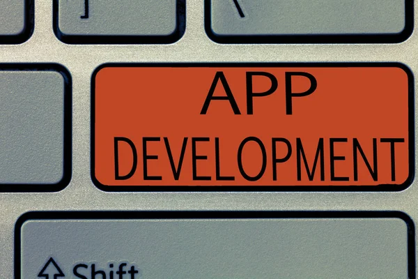 Schrijfbriefje met App Development. Zakelijke foto presentatie Ontwikkeling diensten voor ontzagwekkende mobiele en web ervaringen — Stockfoto