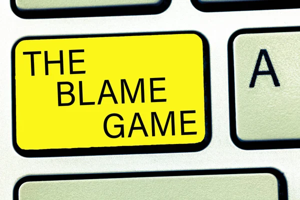 Scrittura concettuale a mano che mostra The Blame Game. Business photo text Una situazione in cui le persone cercano di incolparsi a vicenda — Foto Stock