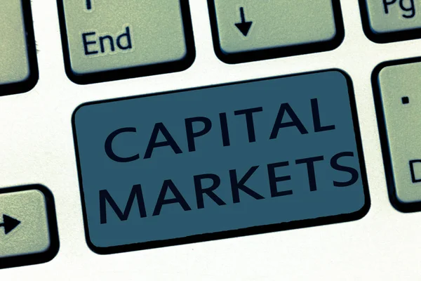 Texto de escritura de palabras Capital Markets. Concepto empresarial para permitir a las empresas recaudar fondos proporcionando seguridad en el mercado — Foto de Stock